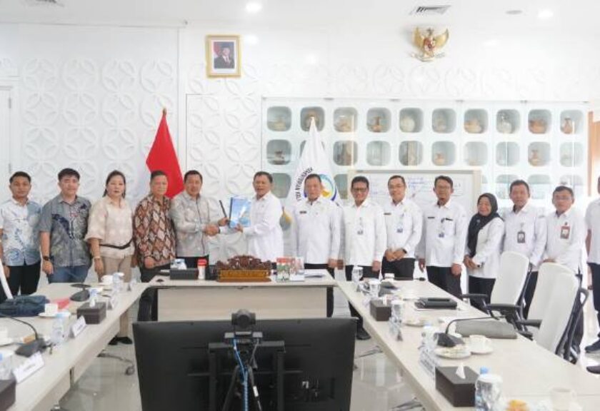 Wabup Fredy Tuda Serahkan Proposal Kampung Merah Putih Mitra ke Kementerian Kelautan dan Perikanan