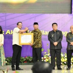 Bupati Boltim Terima Penghargaan Menteri Hukum RI atas Penguatan Pos Bantuan Hukum Desa