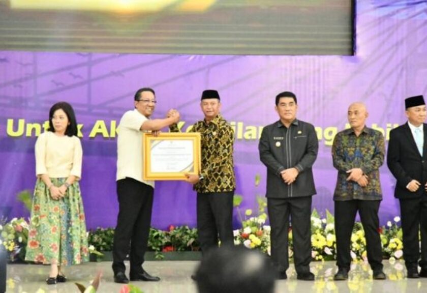 Bupati Boltim Terima Penghargaan Menteri Hukum RI atas Penguatan Pos Bantuan Hukum Desa