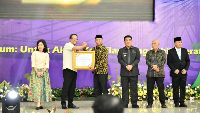 Bupati Boltim Terima Penghargaan Menteri Hukum RI atas Penguatan Pos Bantuan Hukum Desa