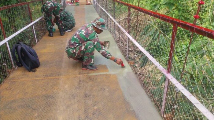Dukung Mobilitas dan Pertanian, Danramil 12/LP dan Warga Tuntaskan Perbaikan Jembatan Patihe Jae