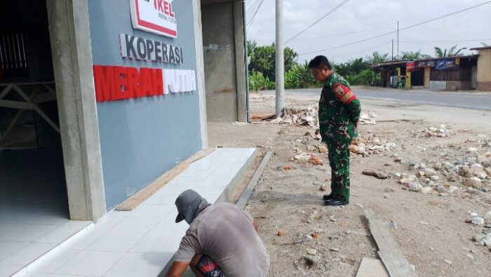 Dukung Program Pemerintah, Babinsa Koramil 08/RP Kawal Pembangunan Koperasi Desa di Bilah Barat