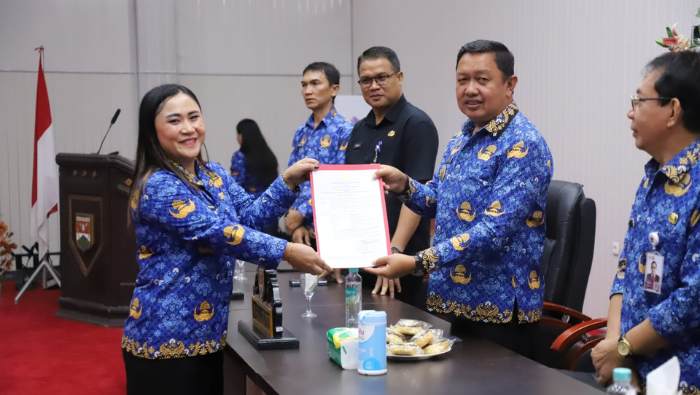 Wabup Fredy Tuda Serahkan SK kepada 155 PPPK Paruh Waktu Minahasa Tenggara Formasi 2025