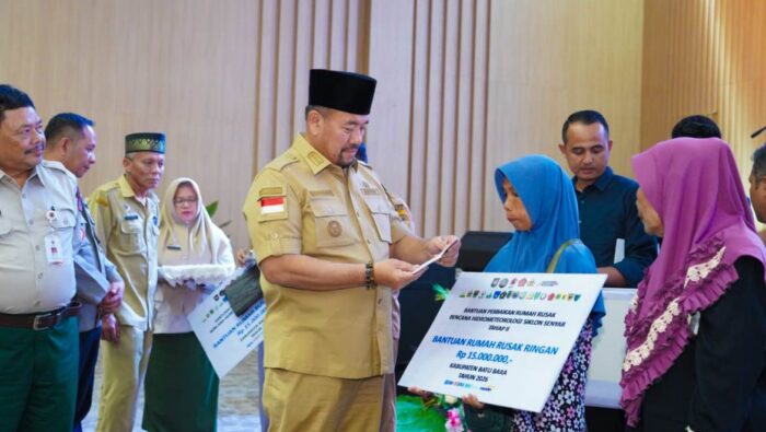 Bupati Baharuddin Serahkan Bantuan Rp 1, 86 Miliar Untuk Korban Bencana Hidrometeorologi