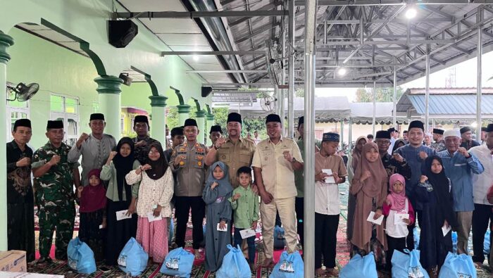 Safari Ramadan ke – 7 di Masjid Al-Ashari, Bupati Baharuddin Serahkan Bantuan untuk Masjid dan Anak Yatim