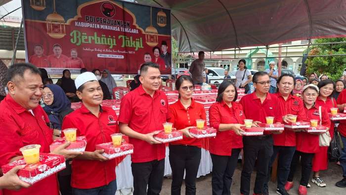 PDIP Mitra Bagikan 5.000 Takjil di Belang, Ronald Kandoli: Kader Harus Selalu Bersama Rakyat
