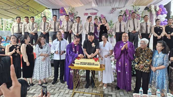 Perayaan HUT Ke-12 GMIM Syalom Tombatu Satu, Bupati Ronald Kandoli Resmikan Pastori Tiga Jemaat