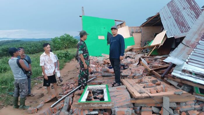 Babinsa Koramil 13/AN Bantu Warga Terdampak Angin Puting Beliung di Desa Kampung Dalam