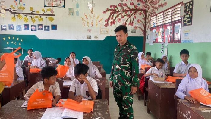 Babinsa Koramil 08/RP Kawal Kelancaran Program MBG di Rantau Selatan