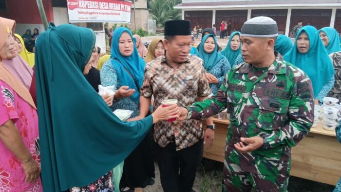 Personel Koramil 08/RP Gelar Aksi Berbagi Takjil dan Pasar Murah di Tebing Lingga Hara