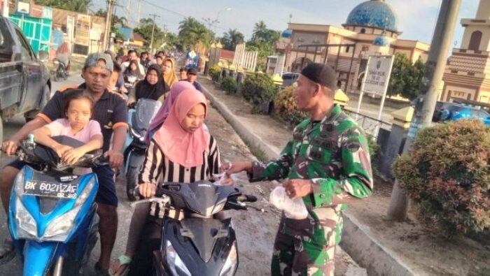 Semarak Ramadhan, Koramil 10/TM Berbagi Takjil kepada Pengguna Jalan di Kampung Rakyat