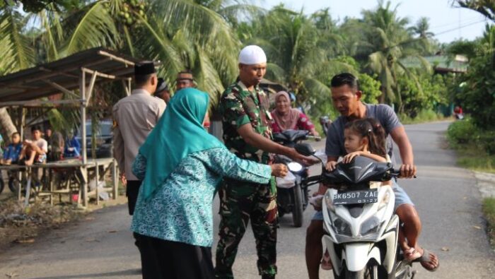 Semarak Ramadhan, Koramil 09/NL Bagikan Takjil di Desa Tanjung Harapan