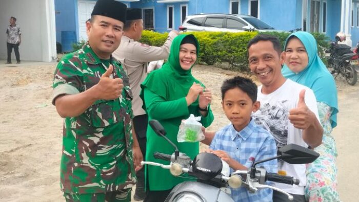 Pererat Silaturahmi, Koramil 09/NL Bersama Persit Bagikan Takjil Pada Masyarakat Sidorukun
