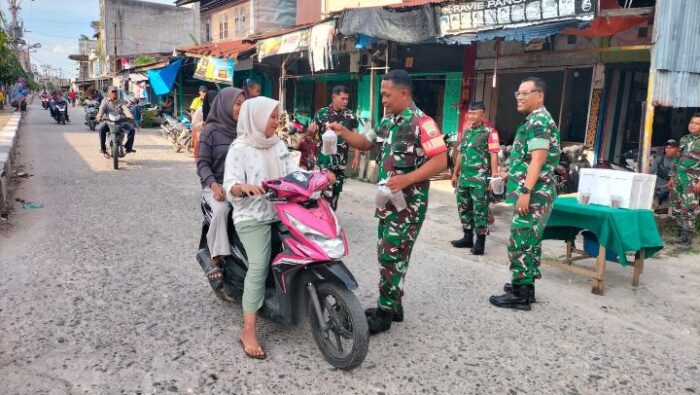 Danramil 03/SB Bagikan Takjil Pada Masyarakat Sei Berombang