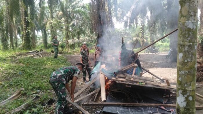 Tindak Lanjut Laporan Warga, Danramil 07/AKB Bersihkan Sarang Narkoba Di Desa Kampung Pajak