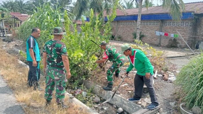 Ciptakan Lingkungan Bersih, Koramil 01/AK Dan Warga Laksanakan Gotong Royong Di Desa Simangalam