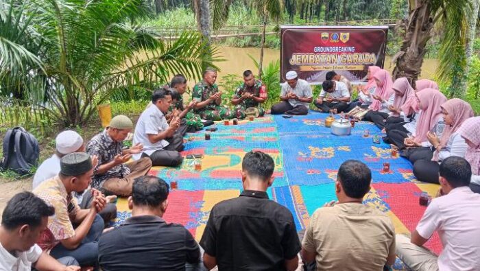 Pererat Kebersamaan, Koramil 12/LP Gelar Syukuran Perehapan Jembatan Gantung Di Desa Sabungan