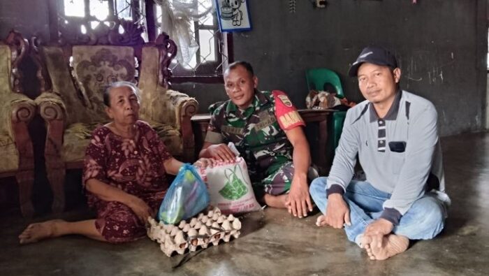 Wujud Kepedulian, Babinsa Koramil 07/AKB Salurkan Bantuan Sembako Kepada Warga Desa Pasang Lela