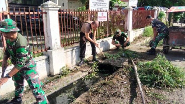Wujudkan Lingkungan Bersih, Koramil 11/KP Dan Kelurahan Kotapinang Gelar Gotong Royong