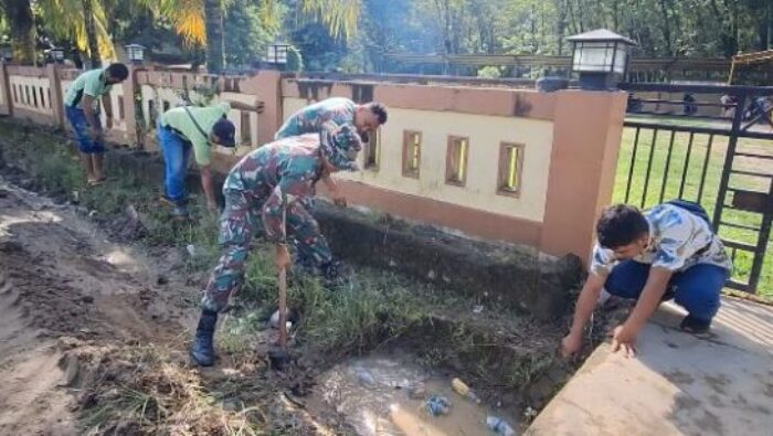 Koramil 05/BD Bersama Forkopimca Gencarkan Gerakan ASRI Untuk Lingkungan Sehat Di Aek Natas