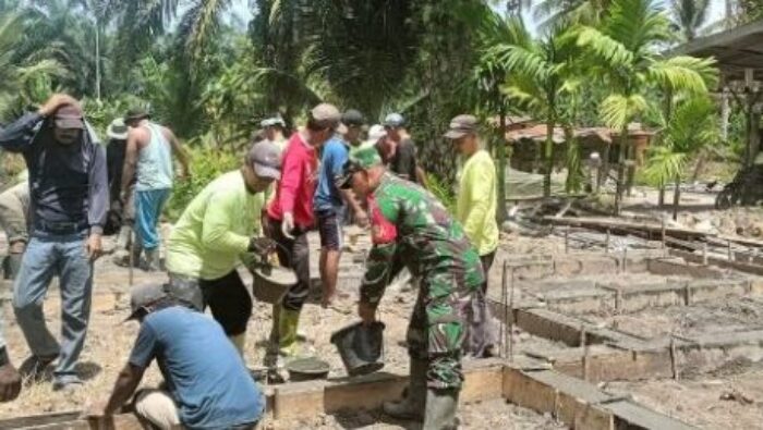 Babinsa Koramil 02/TL Turun Langsung Bantu Pembangunan Rumah Warga di Sei Sentang