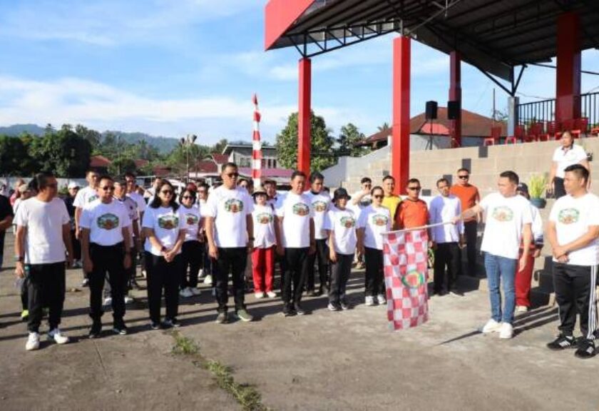 Semarak HUT ke-19 Mitra, Bupati Ronald Kandoli Pimpin Jalan Sehat dan Serukan Percepatan Pembangunan