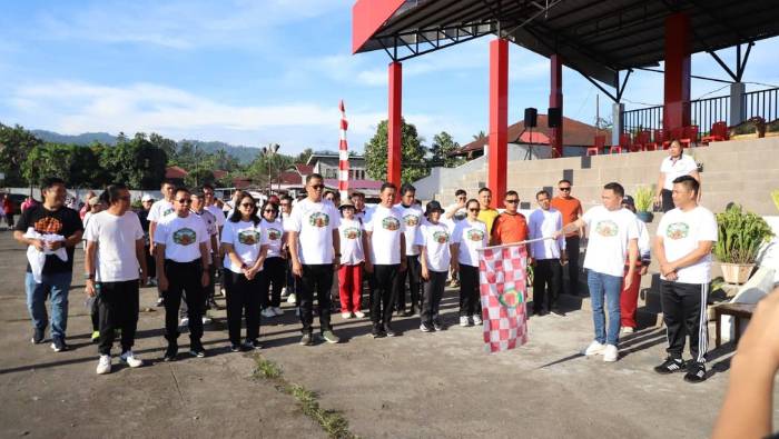 Semarak HUT ke-19 Mitra, Bupati Ronald Kandoli Pimpin Jalan Sehat dan Serukan Percepatan Pembangunan