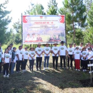 Peringati HUT ke-19, Pemkab Mitra Tanam Ribuan Pohon di Lereng Gunung Soputan