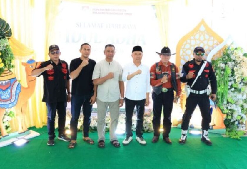 Usai Shalat Idul Adha, Bupati Oskar Manoppo Gelar Open House, Warga Boltim Padati Rumah Dinas