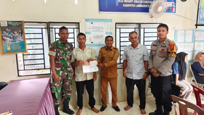 Penyaluran BLT-DD Berjalan Lancar, Babinsa Koramil 07/AKB Pastikan Bantuan Bermanfaat Bagi Masyarakat