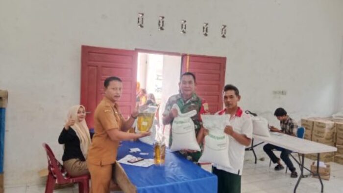 Koramil 09/NL Dampingi Penyaluran Bantuan Pangan Di Negeri Lama, Pastikan Tertib, Transparan Dan Tepat Sasaran