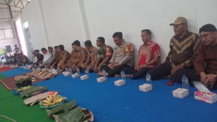 Wujud Dukungan TNI, Babinsa Koramil 03/SB Ikut Serta Tradisi Sedekah Bumi Sebagai Sarana Pererat Kebersamaan Warga