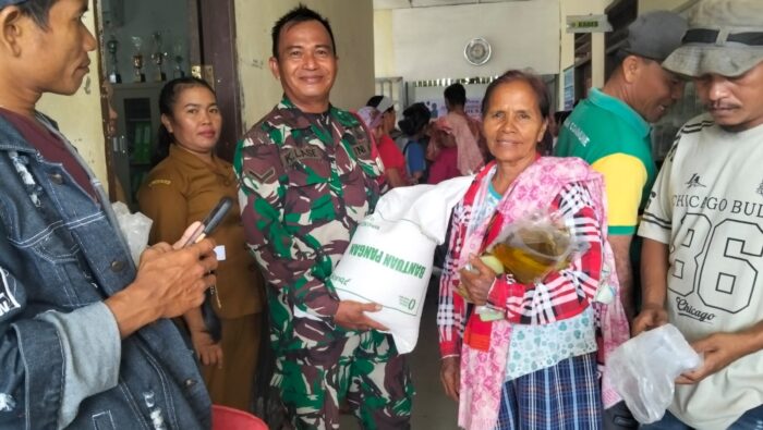 Wujud Kepedulian TNI, Babinsa Koramil 02/TL Amankan Dan Awasi Penyaluran Bantuan Pangan untuk Warga Kualuh Hilir