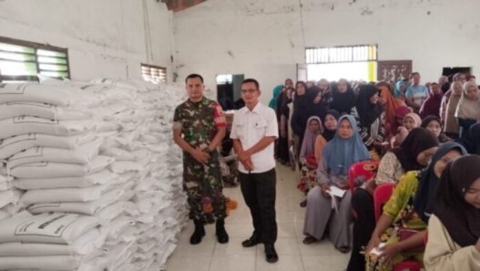 Wujud Dukungan Ketahanan Pangan, Babinsa Koramil 01/AK Awasi Penyaluran Bantuan untuk Warga Kualuh Selatan