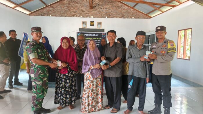 Pastikan Tertib dan Tepat Sasaran, Babinsa Koramil 09/Negeri Lama Kawal Penyaluran BLT-DD Di Desa Perkebunan Sennah