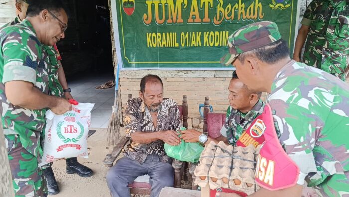 Jumat Berkah, Koramil 01/AK Berbagi Sembako Dengan Warga Kurang Mampu