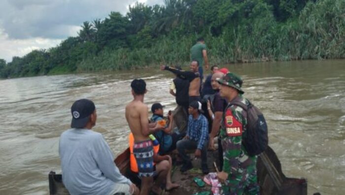 Wujud Kepedulian Dan Tugas Kemanusiaan, Babinsa Koramil 08/RP Bantu Pencarian Korban Diduga Hanyut Di Sungai Bilah