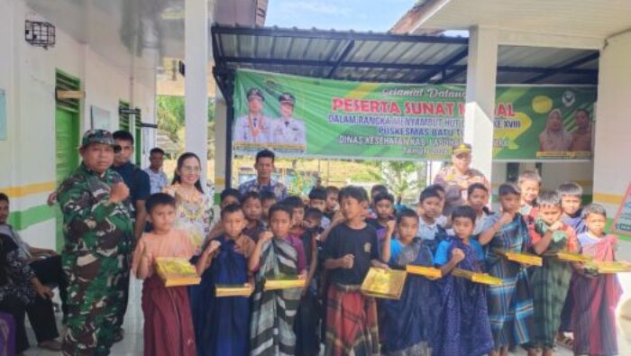 Bantu Ringankan Beban Warga, Babinsa Koramil 07/AKB Hadiri Dan Amankan Pelaksanaan Sunatan Massal Di Batu Tunggal