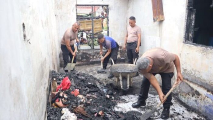 Polres Labuhanbatu Ringankan Beban Korban Kebakaran Lewat Aksi Gotong Royong