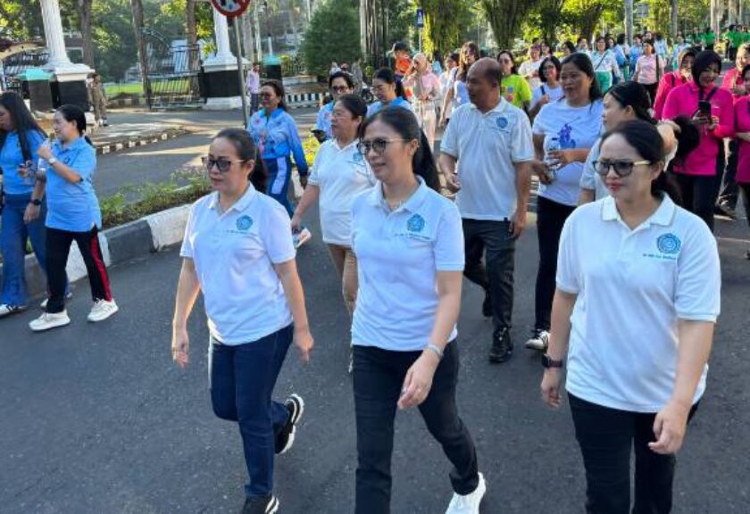 Semarak HKG PKK ke-54, Stefa Kandoli Antou Ikut Jalan Sehat dan Cek Kesehatan Gratis