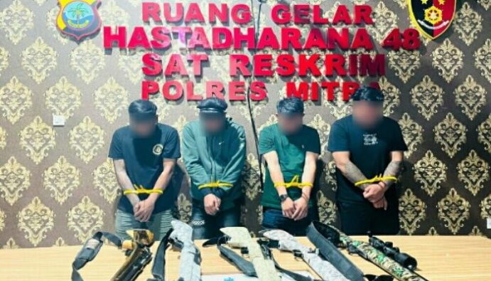 Empat pria di Ratatotok diamankan polisi usai unggah foto senjata rakitan dan caption bernada ancaman viral di Facebook.