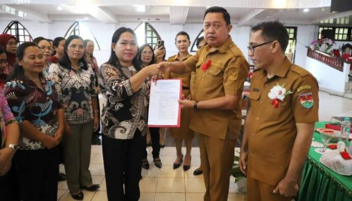 Wabup Fredy Tuda Lantik Pengurus PKG PAUD Mitra