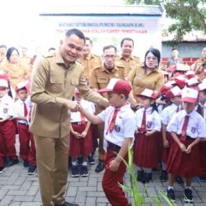 Bupati Mitra Antar Putra ke Sekolah, Pemkab Resmi Dukung Gerakan Ayah Mengantar Anak Sekolah
