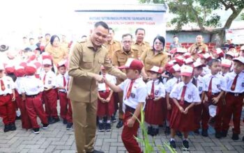 Bupati Mitra Antar Putra ke Sekolah, Pemkab Resmi Dukung Gerakan Ayah Mengantar Anak Sekolah