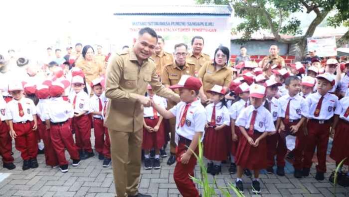 Bupati Ronald Kandoli Antar Putra ke Sekolah, Pemkab Resmi Dukung Gerakan Ayah Mengantar Anak Sekolah