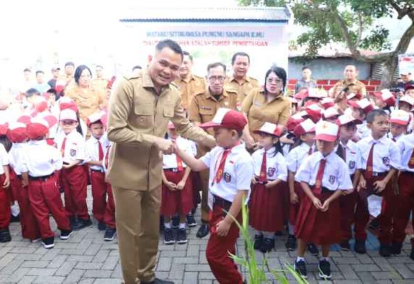 Bupati Ronald Kandoli Antar Putra ke Sekolah, Pemkab Resmi Dukung Gerakan Ayah Mengantar Anak Sekolah