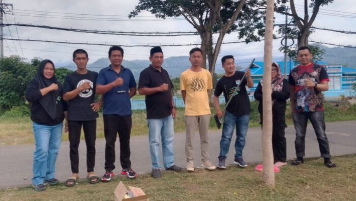 Dispora Boltim Perkuat Semangat Gotong Royong Lewat Kerja Bakti Sambut HUT Daerah