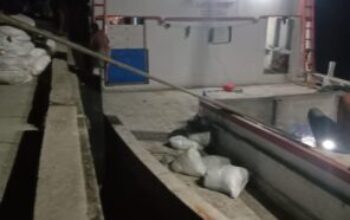 Foto Istimewa: (Pemuatan Tanah Ilegal di Pelabuhan Belang belan Malam Ini)
