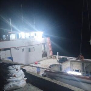Foto Istimewa: (Pemuatan Tanah Ilegal di Pelabuhan Belang belang Malam Hari)