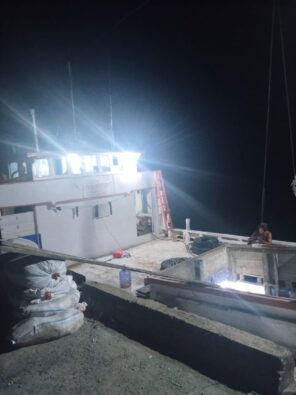 Foto Istimewa: (Pemuatan Tanah Ilegal di Pelabuhan Belang belang Malam Hari)